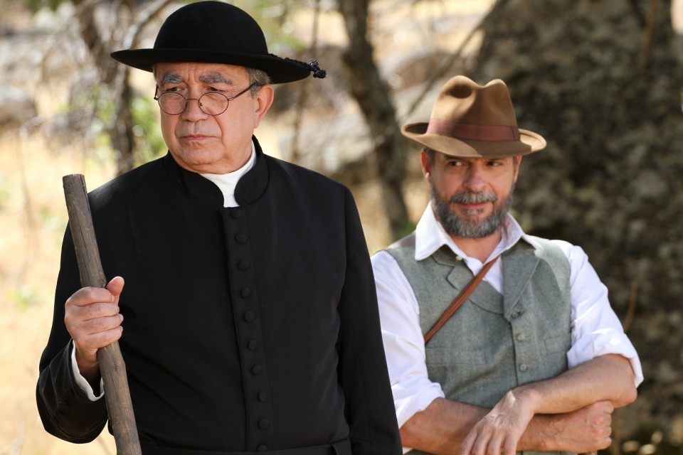 Don Anselmo y Raimundo salen a buscar a Olmo en El secreto de Puente Viejo