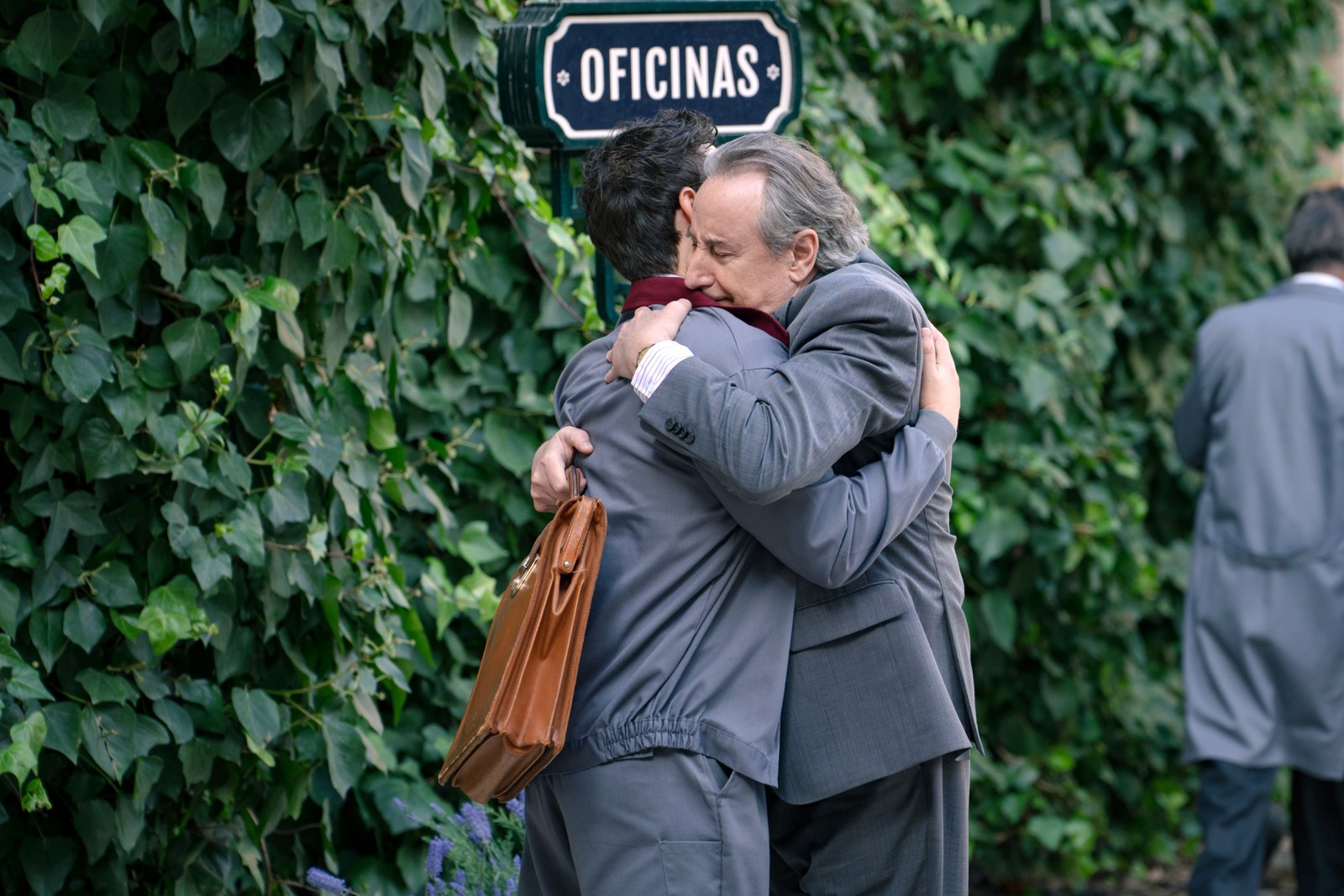 Pedro y Mateo se abrazan emocionados en el patio de la fábrica en el capítulo 206 de Sueños de libertad