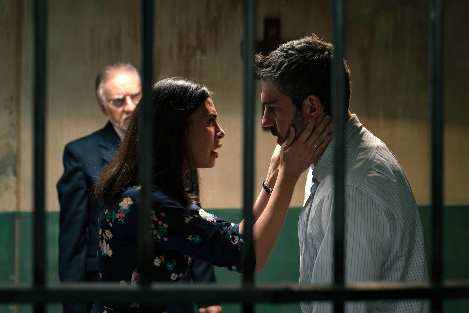 Damián y María visitan a Andrés en el calabozo en Sueños de libertad