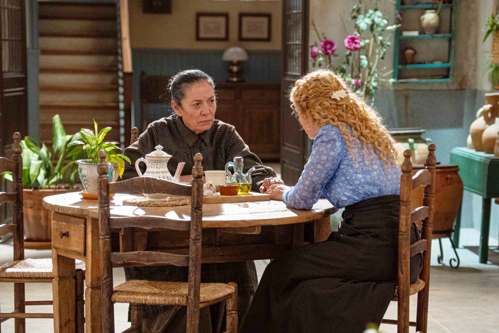 Ramona anima a Jana a hablar con Leocadia sobre Dolores en La Promesa