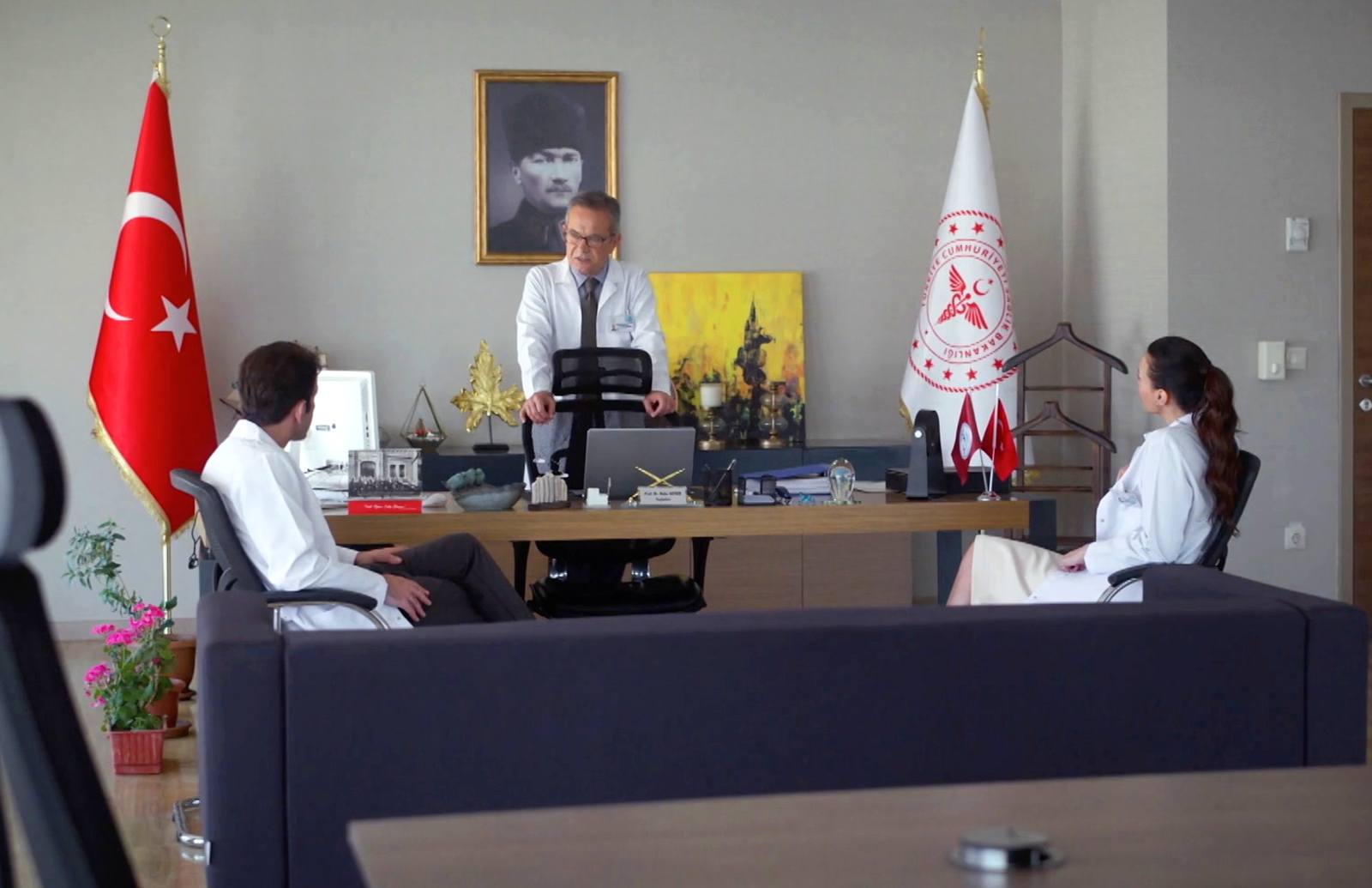 El doctor Reha obliga a dimitir a Timur y Rengin, en Renacer
