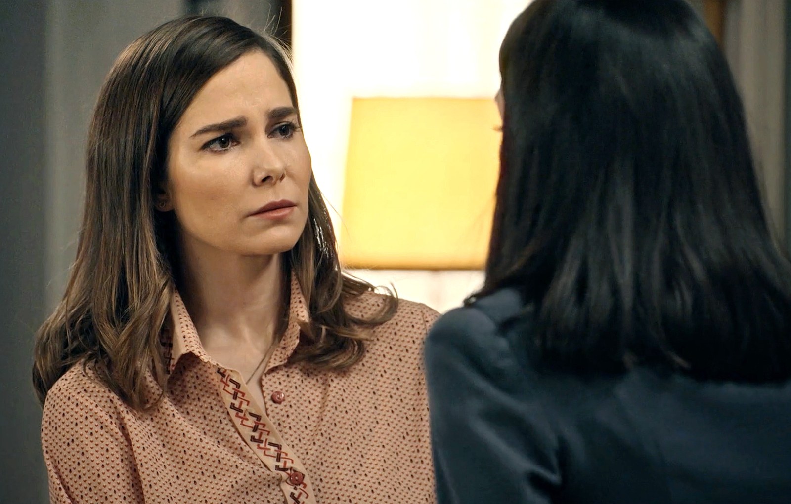 María intenta convencer a Begoña para que Andrés reconozca a su bebé, en Sueños de libertad