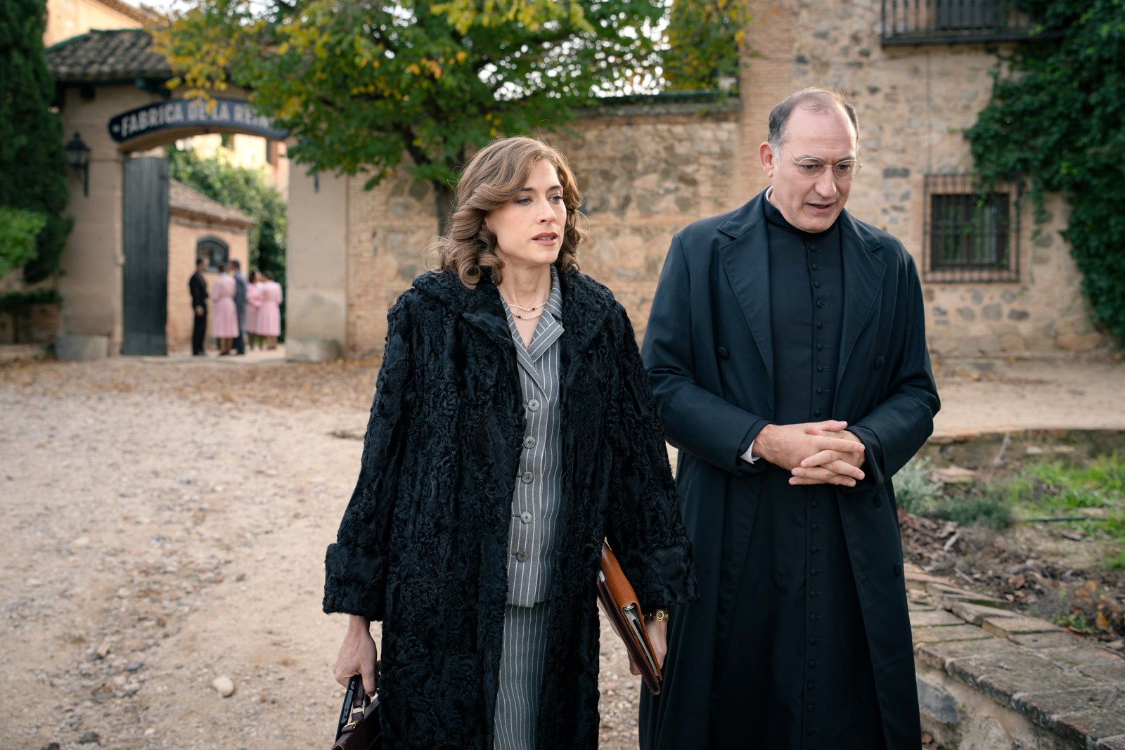Don Agustín convence a Marta de la importancia de la preparación matrimonial en Sueños de libertad