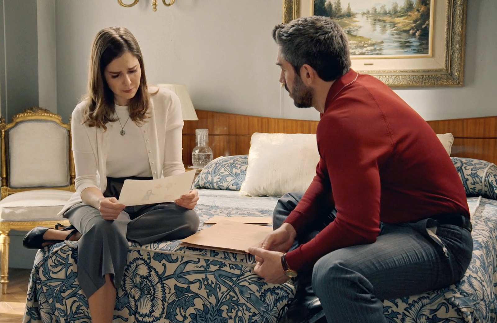 Begoña hace entrega del historial médico de Julia a Andrés en Sueños de libertad