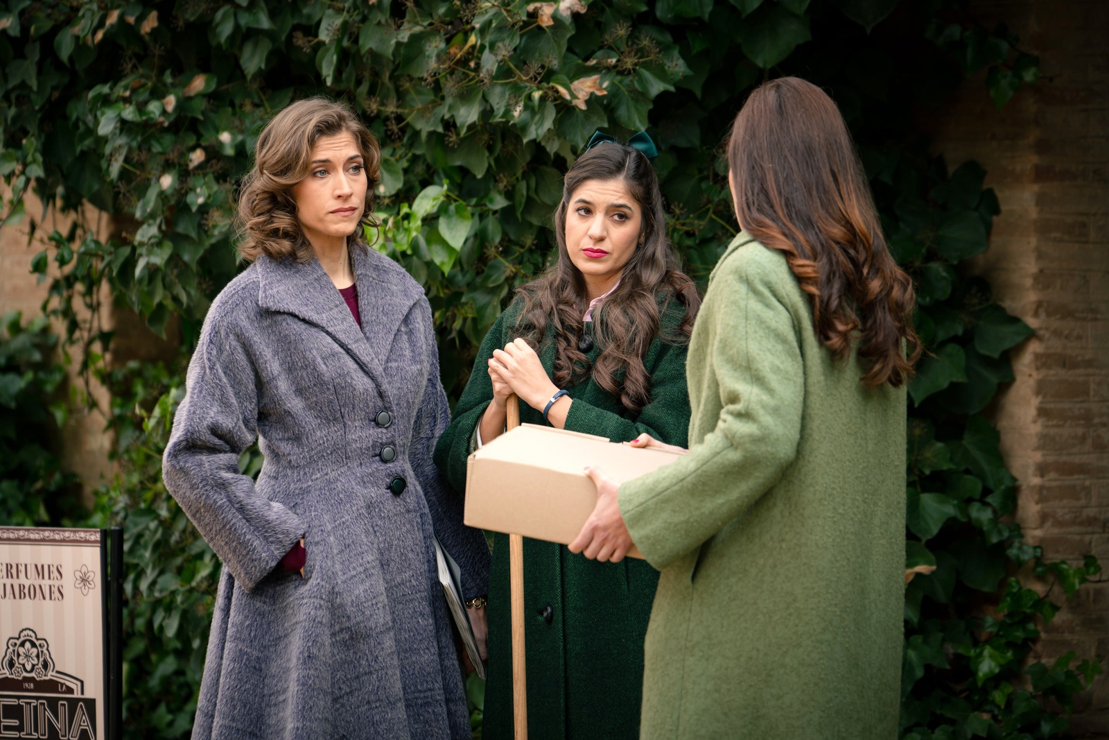 Carmen y Fina informan a Marta sobre el problema con don Agustín en Sueños de libertad