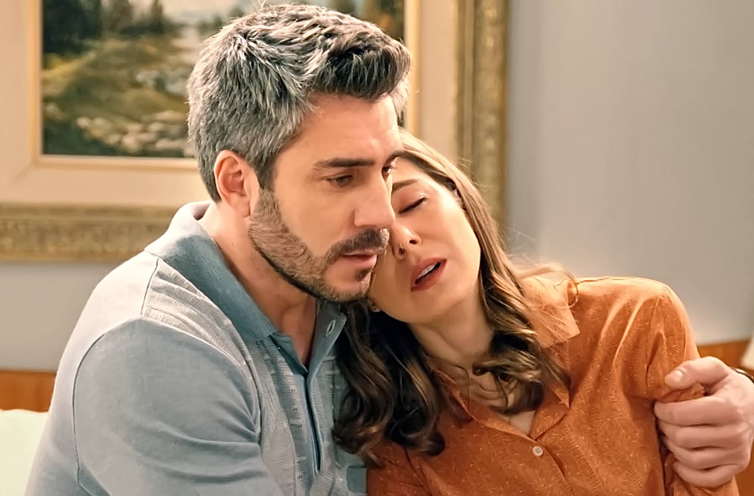 Andrés trata de consolar a Begoña en Sueños de libertad