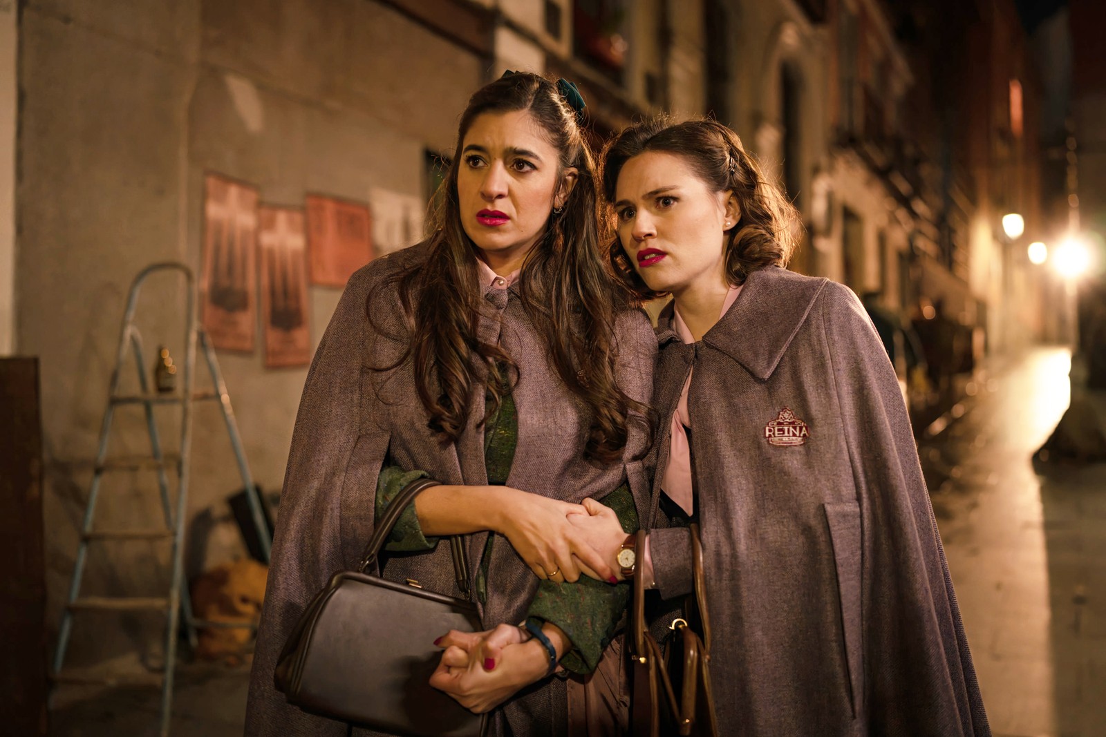 Carmen y Claudia intentan buscar la furgoneta robada en Sueños de libertad