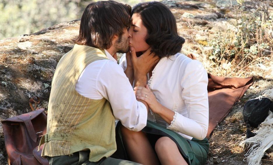 Gonzalo y María se dejan llevar por la pasión y se besan en El secreto de Puente Viejo