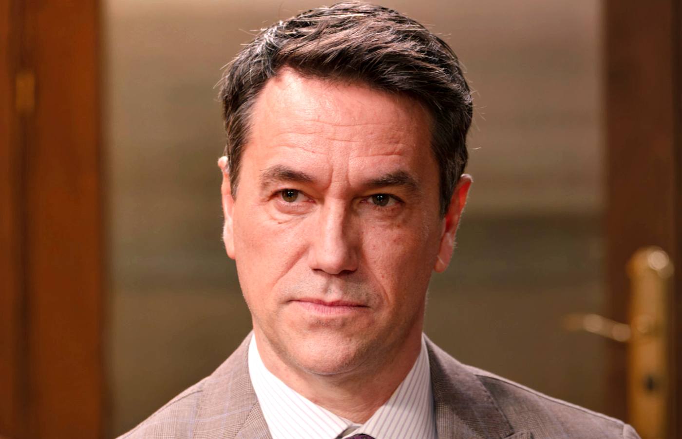 Gabriel pone en marcha su plan para destruir Perfumerías De la Reina en Sueños de libertad