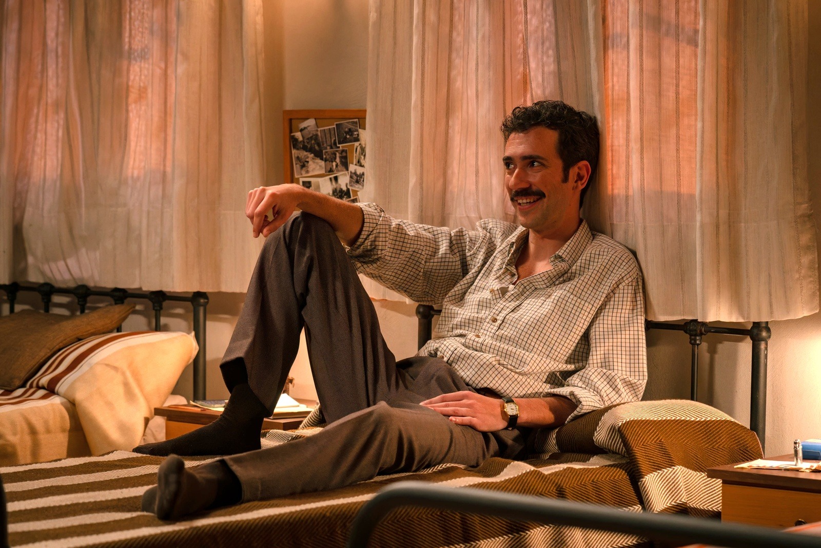 Chema se queda en la habitación de Raúl en Sueños de libertad
