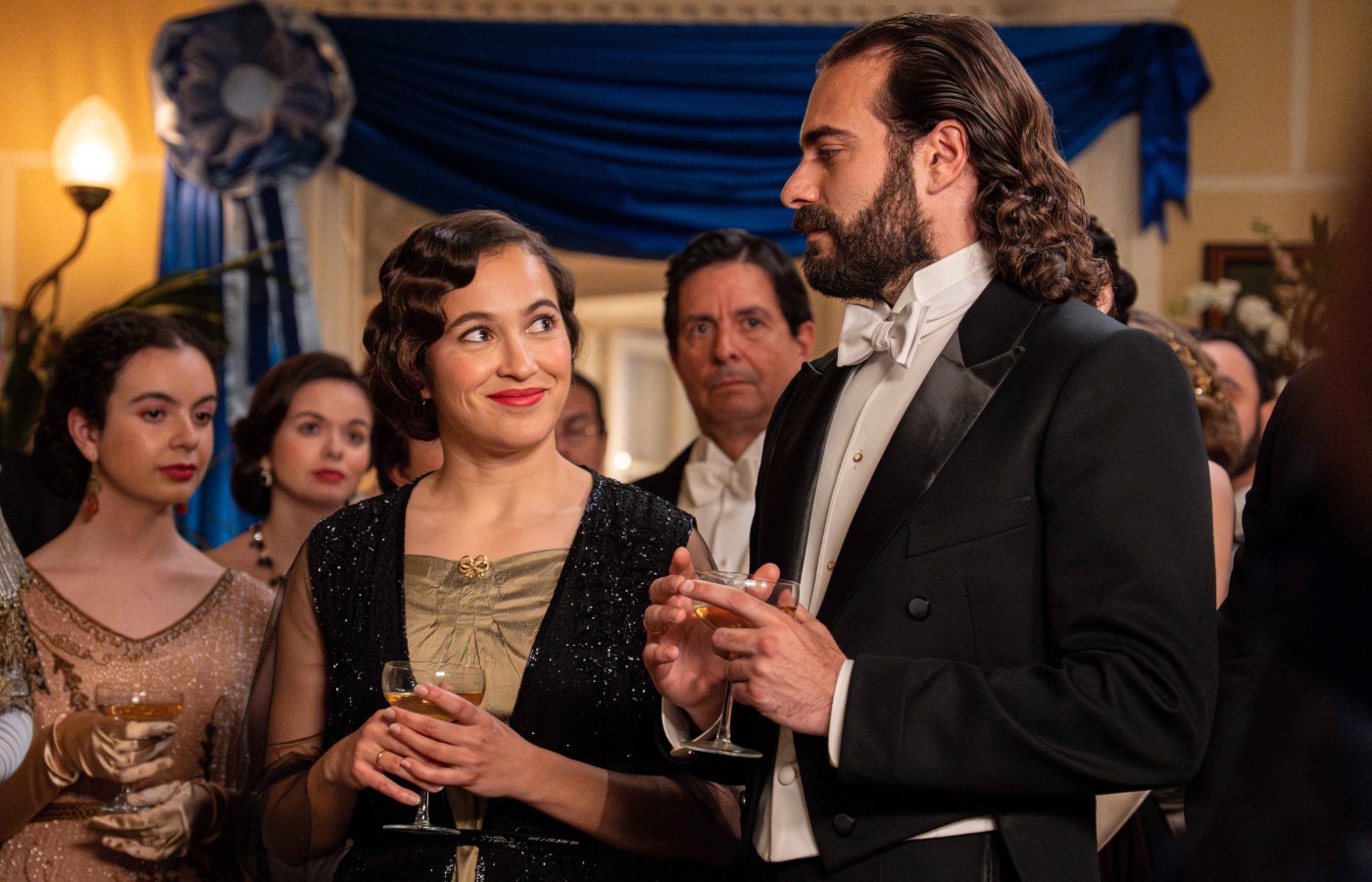 Catalina y Adriano disfrutan de la fiesta en su honor, en La Promesa