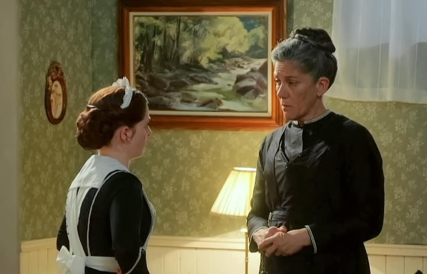 María y Petra, preocupadas por Samuel en La Promesa