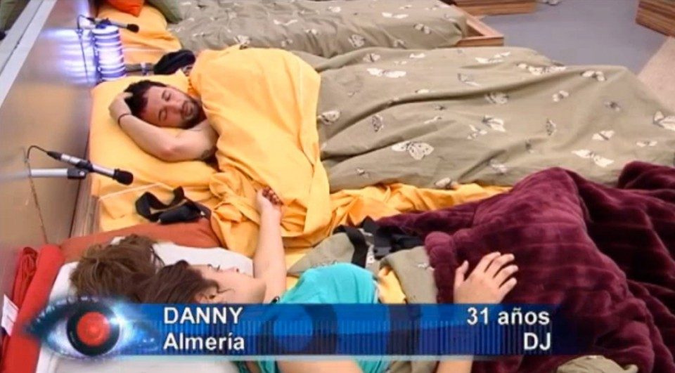 Danny y Susana duermen de la mano a pesar de que él la rechazase en Gran Hermano 14