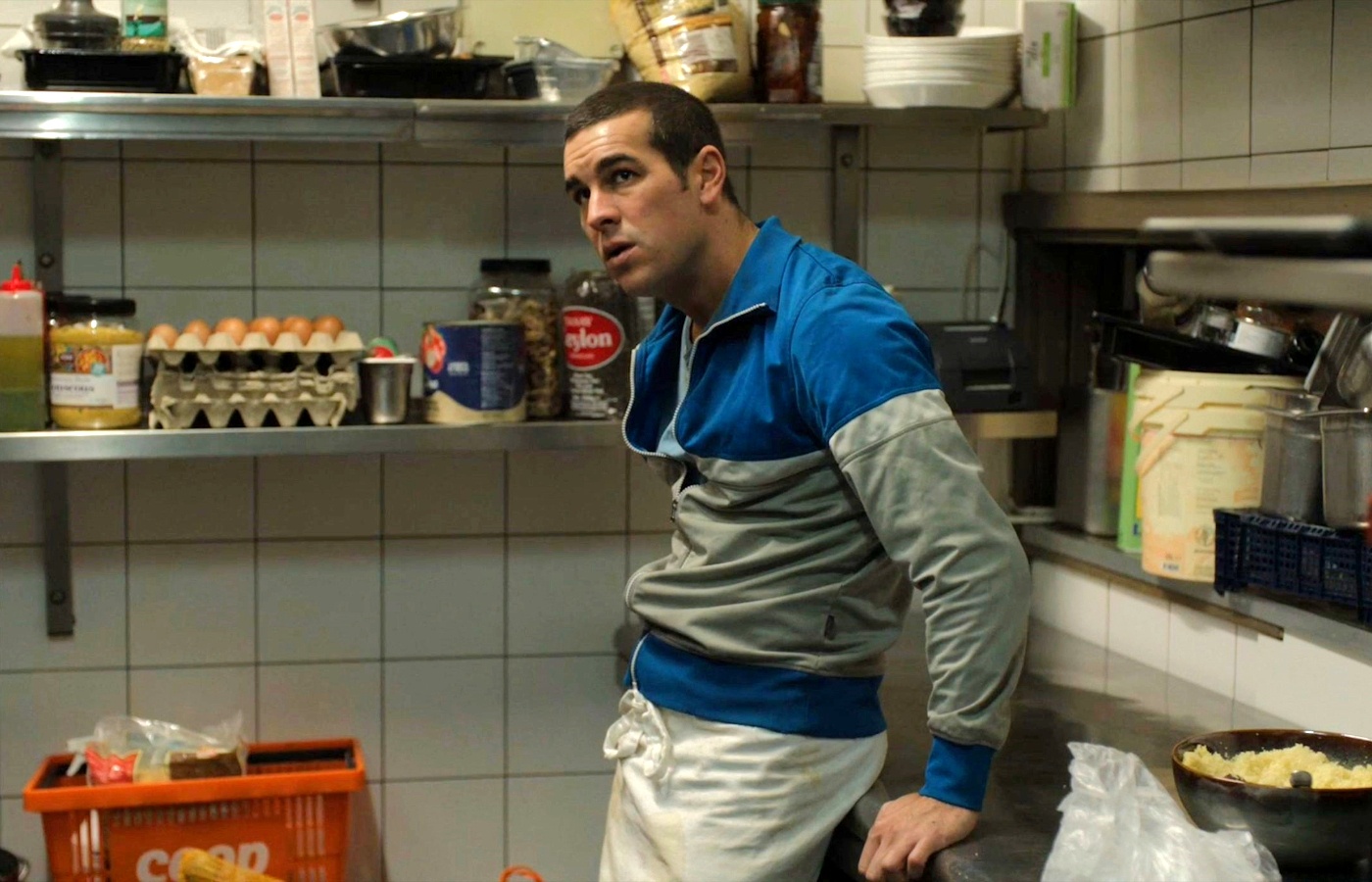 Mario Casas es Sergio en Muy lejos