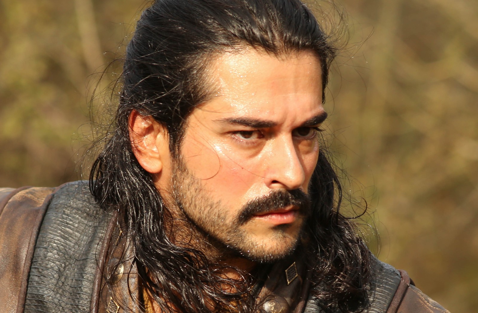 Burak Özçivit como Osman I, el fundador del Imperio Otomano, en Imperio