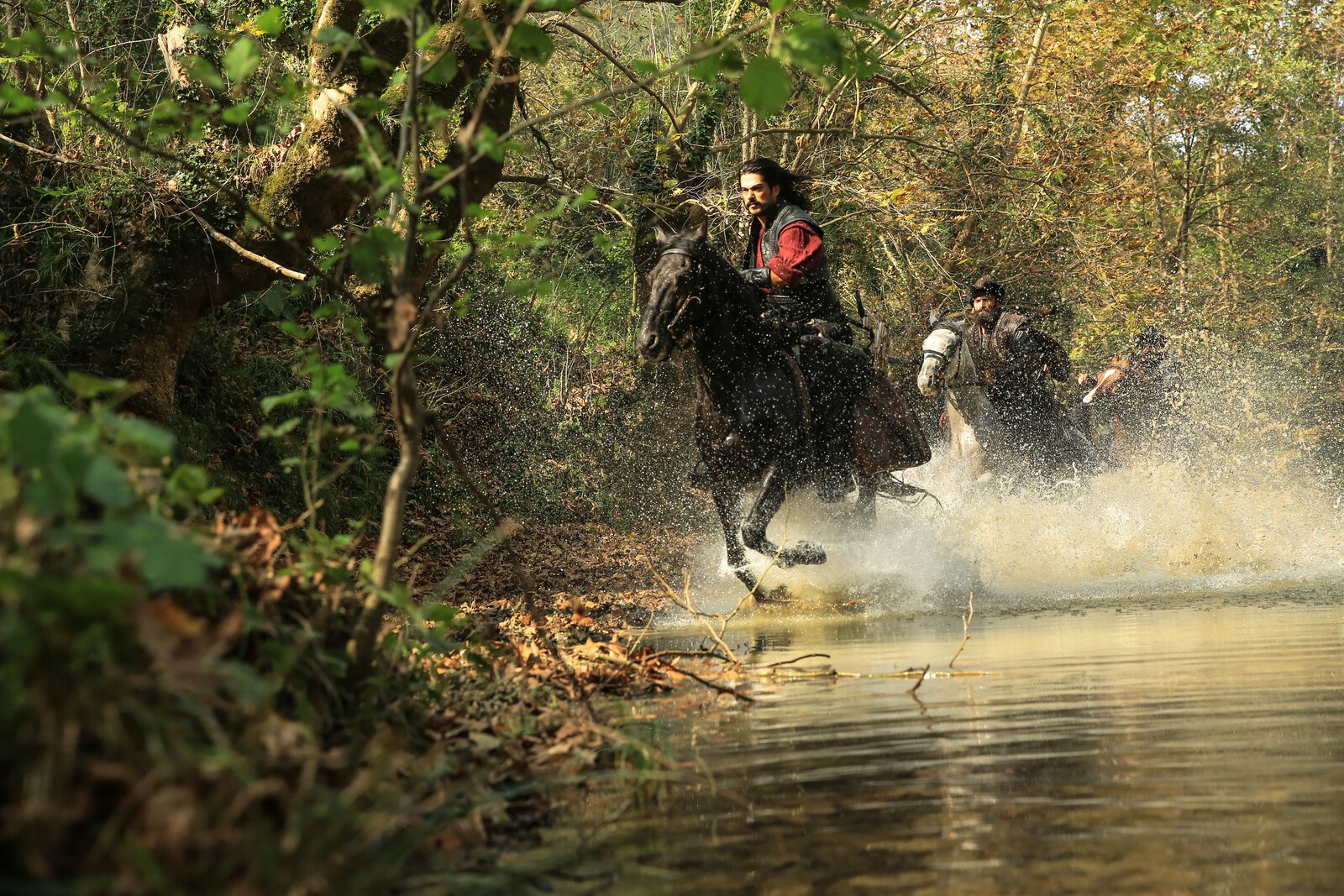 Burak Özçivit en una escena con caballos de la serie Imperio