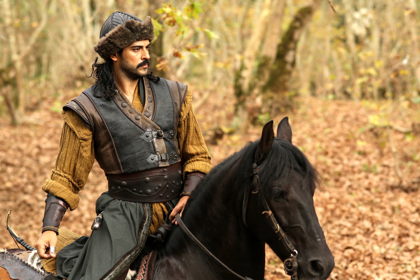 Burak Özçivit interpretando a Osman I en una imagen de Imperio