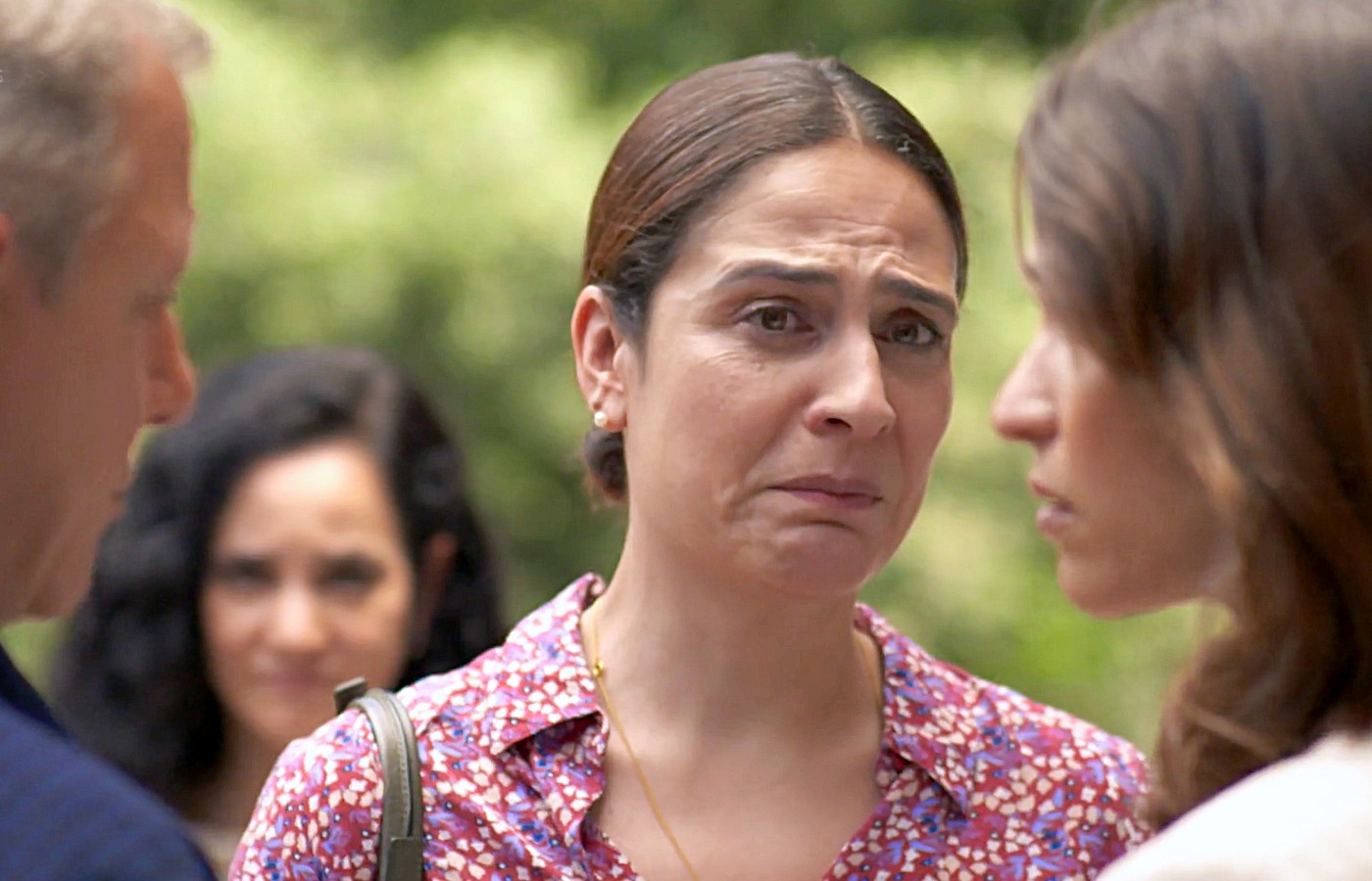 Emilio y Carmen se despiden de Amanda en presencia de Sara en el capítulo 18 de La Encrucijada