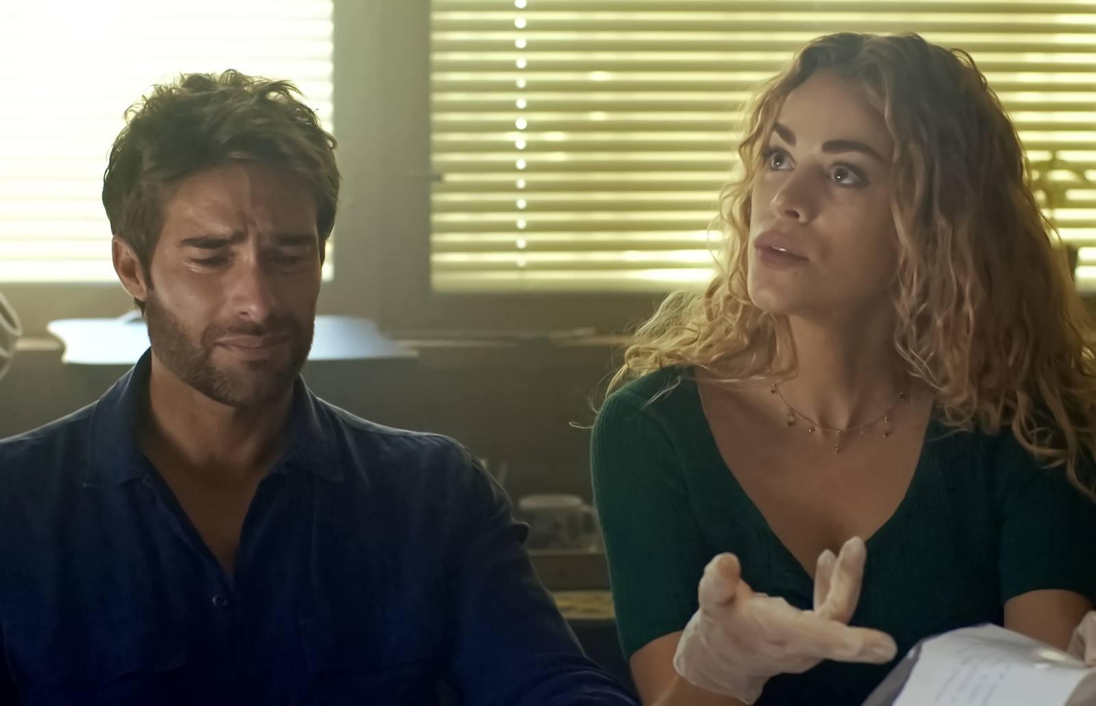 César y Laura reaccionan a la supuesta carta de suicidio de Roberto Hurtado en el capítulo 19 de La Encrucijada