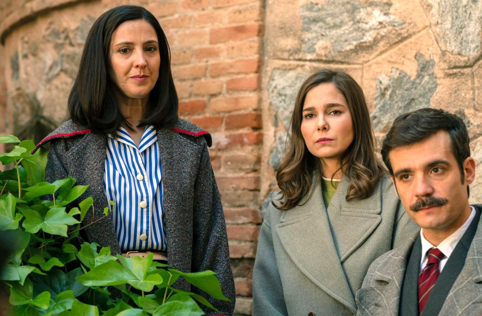 Luz, Begoña y Joaquín hablan con los trabajadores en Sueños de libertad 