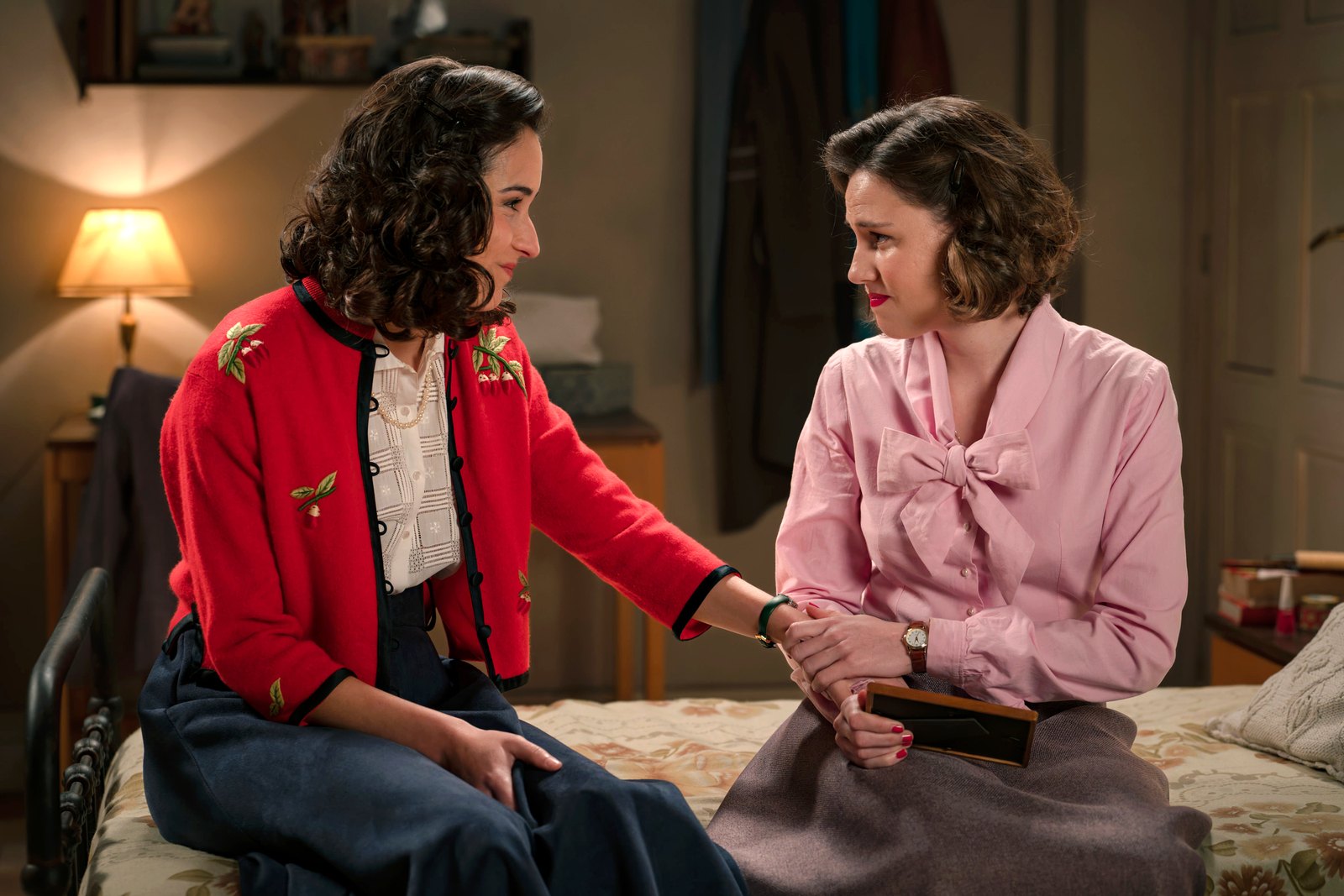 Cristina consuela a Claudia en Sueños de libertad