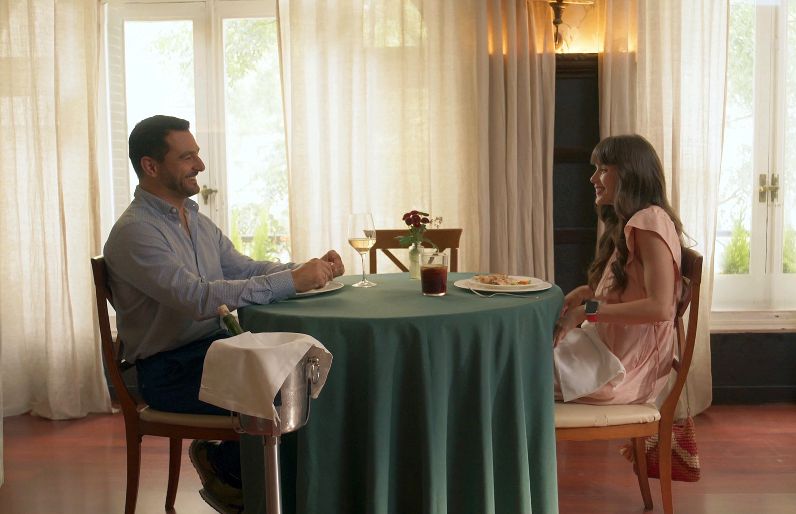 David tontea con Julia aprovechando que Patricia los ha dejado solos en el capítulo 21 de La Encrucijada