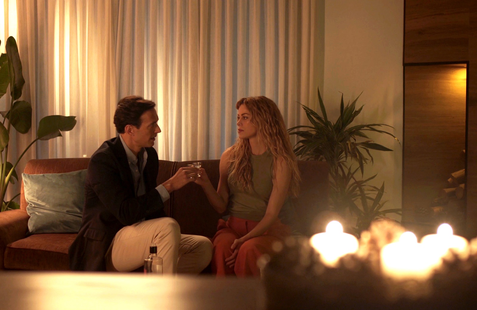 Laura decide ayudar a Álvaro a frenar la boda de César y Amanda en el capítulo 22 de La Encrucijada