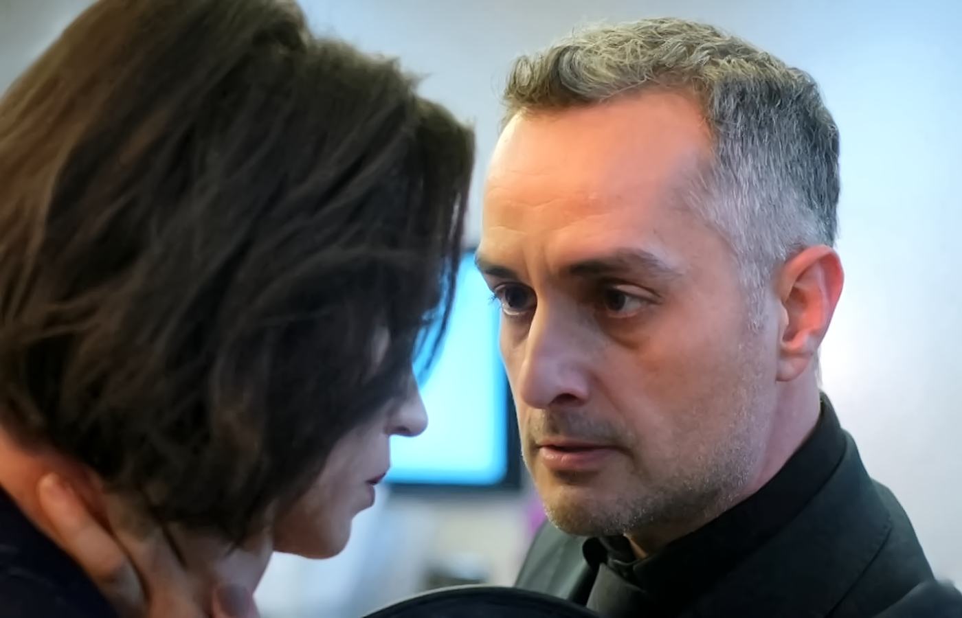 Tuğra agrede a Rengin en Renacer