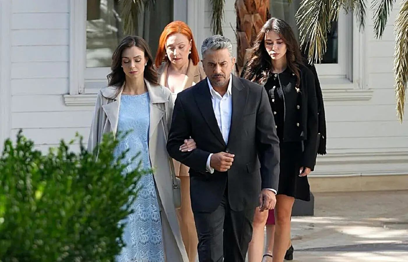 Las actrices Hazal Araci, como Betül, y Türkü Su Demirel, como Serpil, se incorporarán al reparto de la tercera temporada de Una nueva vida