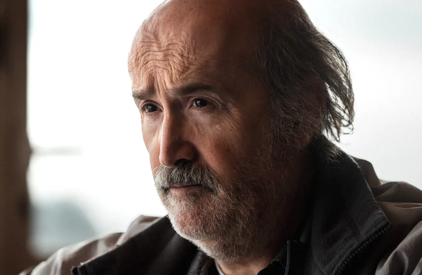 Movistar Plus+ anuncia el estreno de Yakarta, la nueva miniserie con Javier Cámara y Carla Quílez
