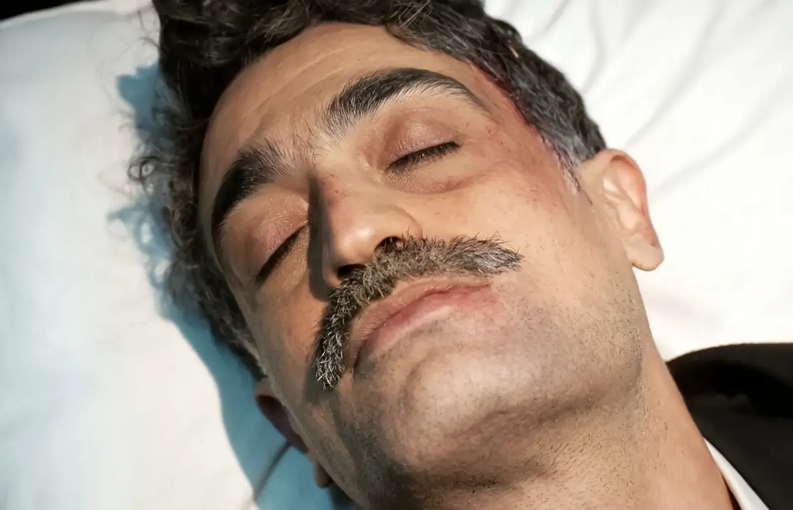 Kazim al borde de la muerte en el capítulo 54 de Una nueva vida