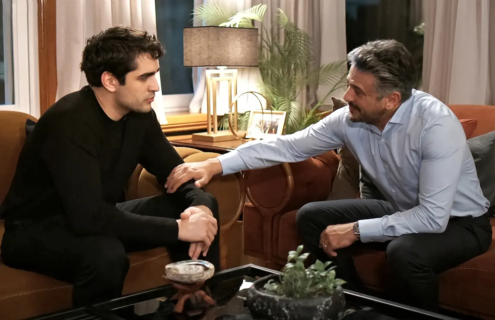Orhan se reconcilia con Ferit en el capítulo 54 de Una nueva vida
