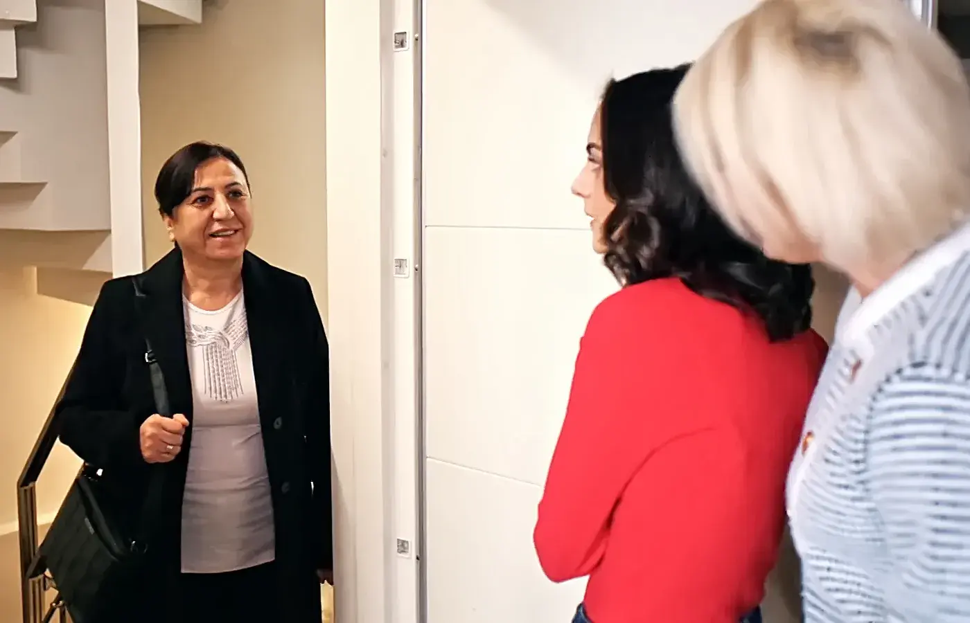 Sacide se presenta a Ece y Gülgün como su asistenta en el capítulo 54 de Una nueva vida