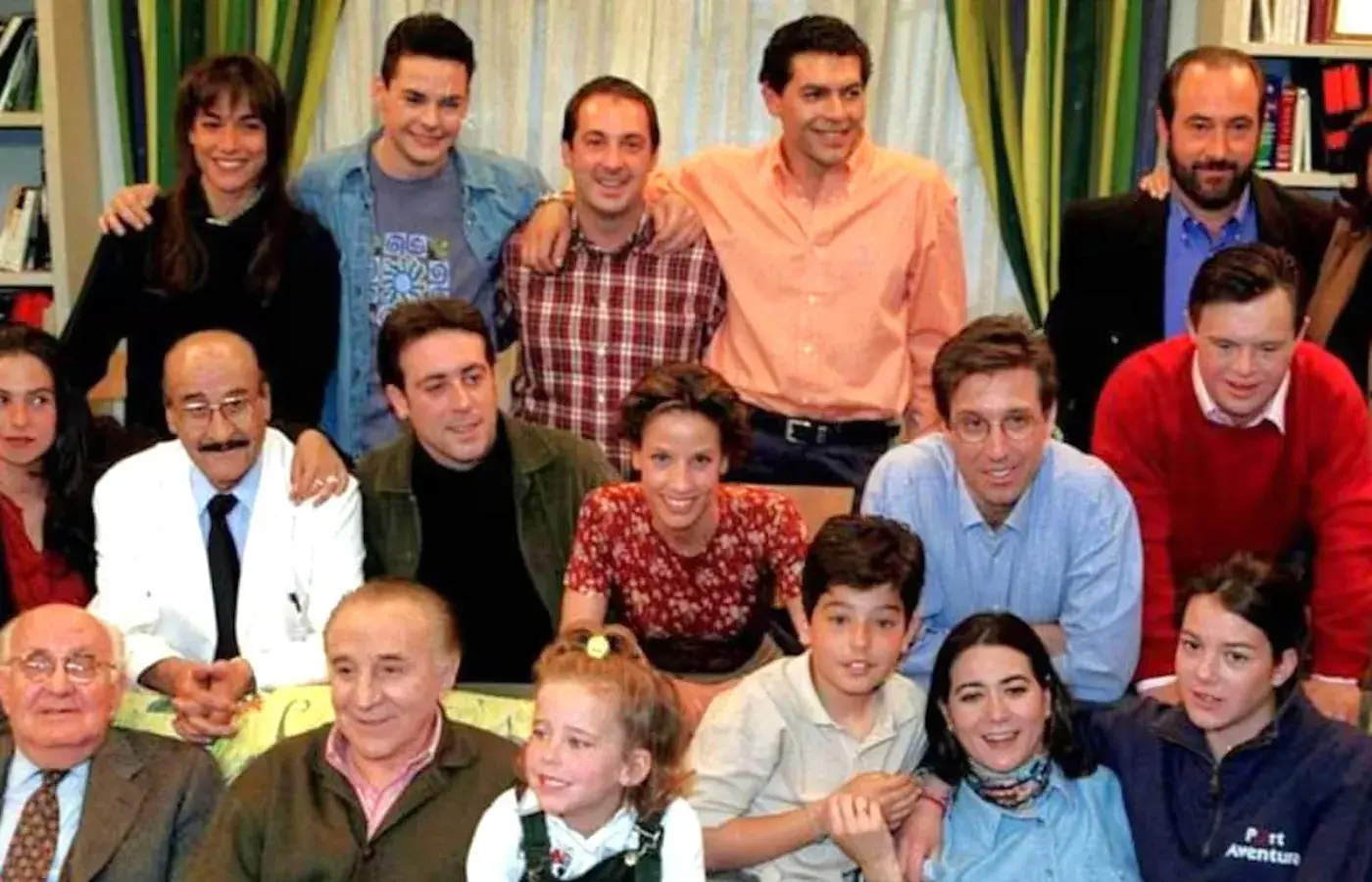 Isabel Serrano junto al reparto de Médico de familia