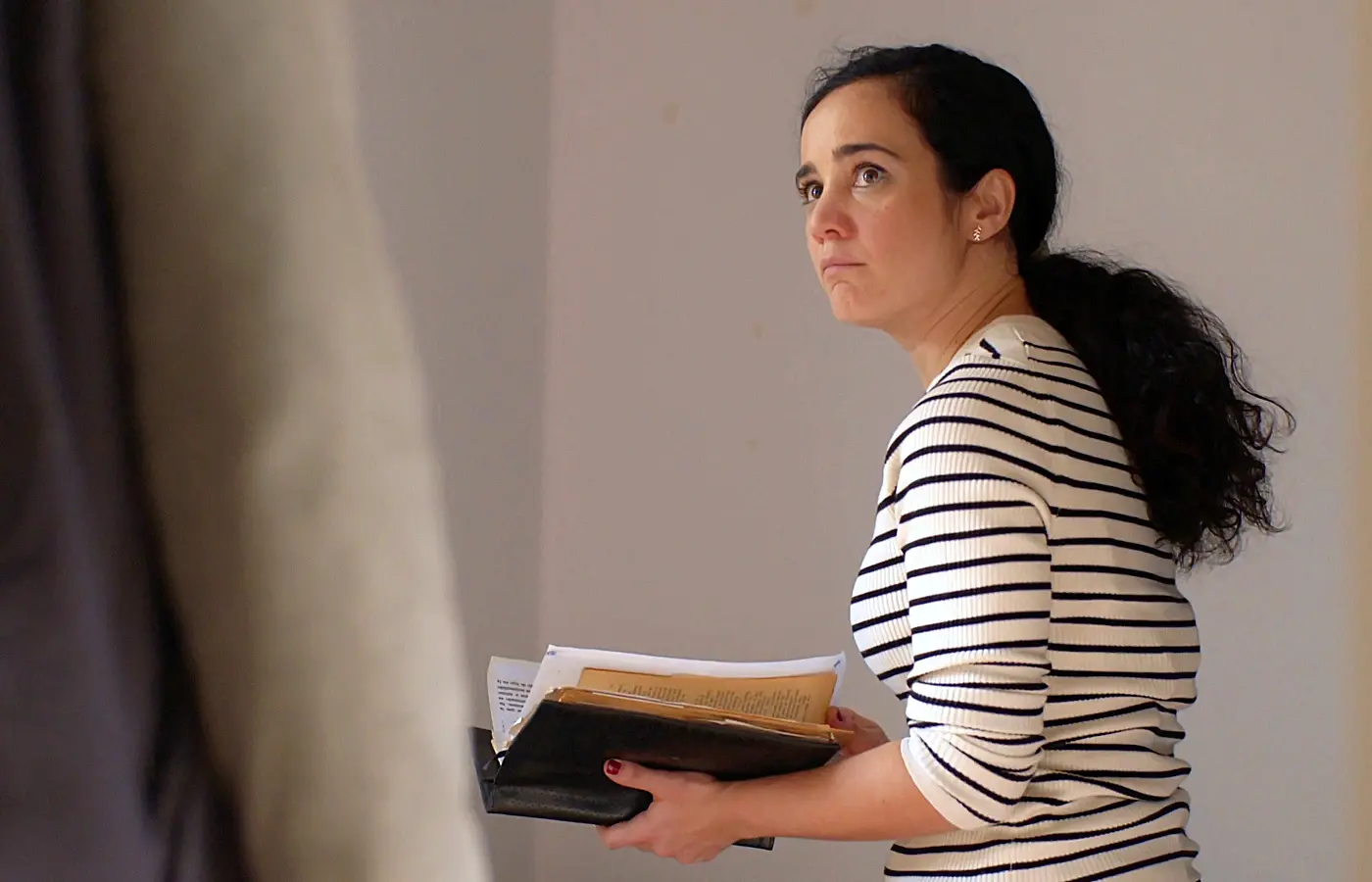 Saúl pilla a Sara hurgando entre sus cosas en el capítulo 41 de La Encrucijada 