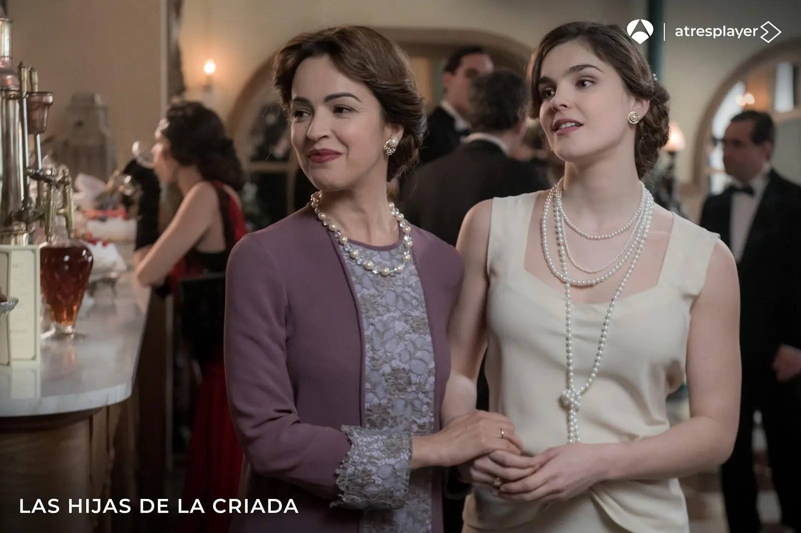 Inés junto a Clara en Las hijas de la criada