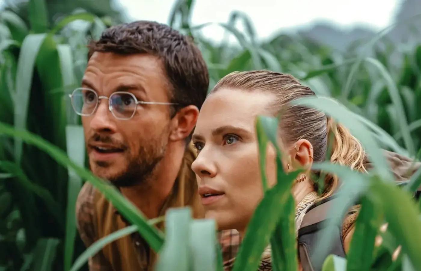 Scarlett Johansson junto a Jonathan Bailey en El renacer, la última entrega de Jurassic World