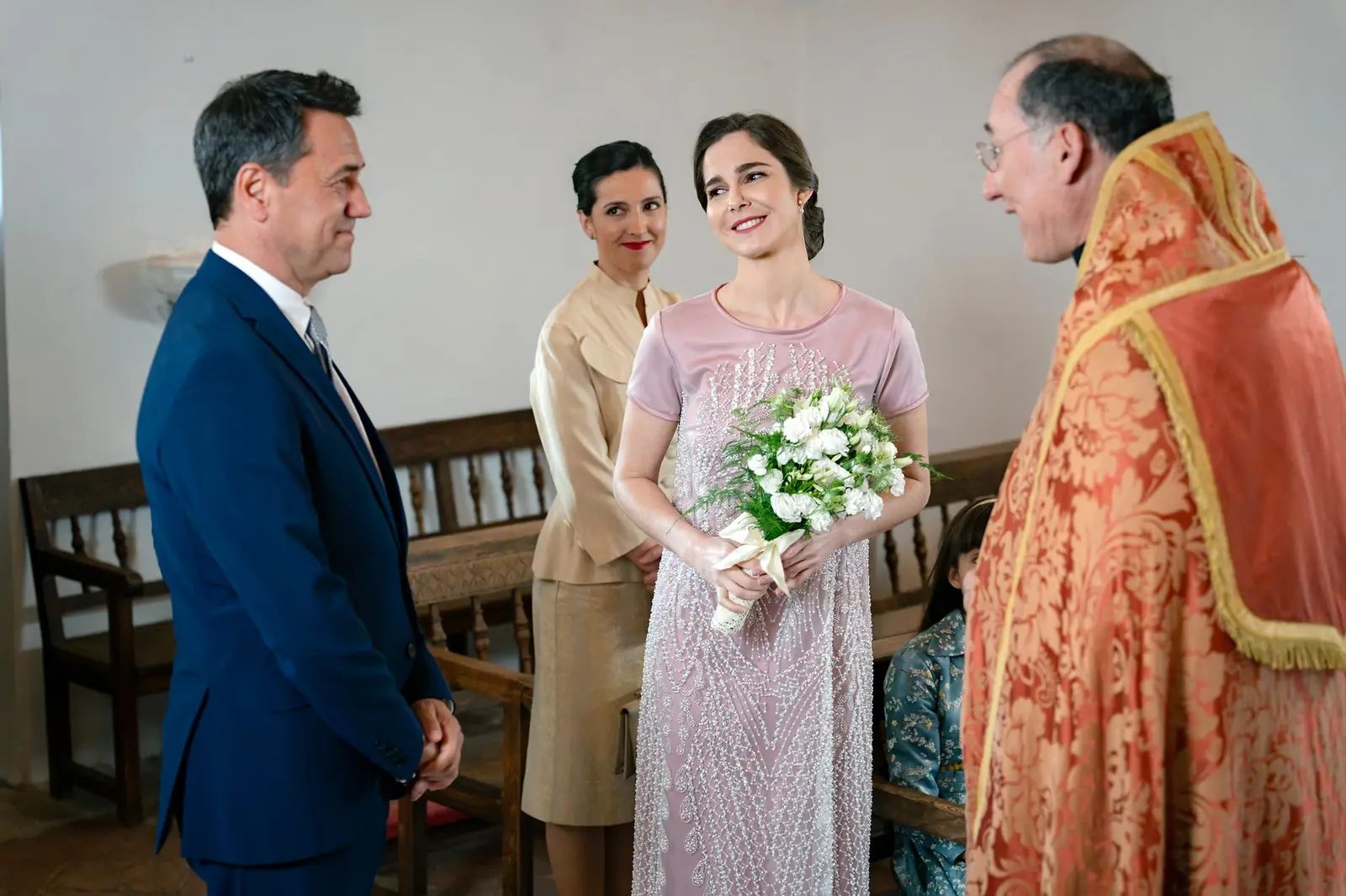 Don Agustín oficia la boda de Begoña y Gabriel en Sueños de libertad