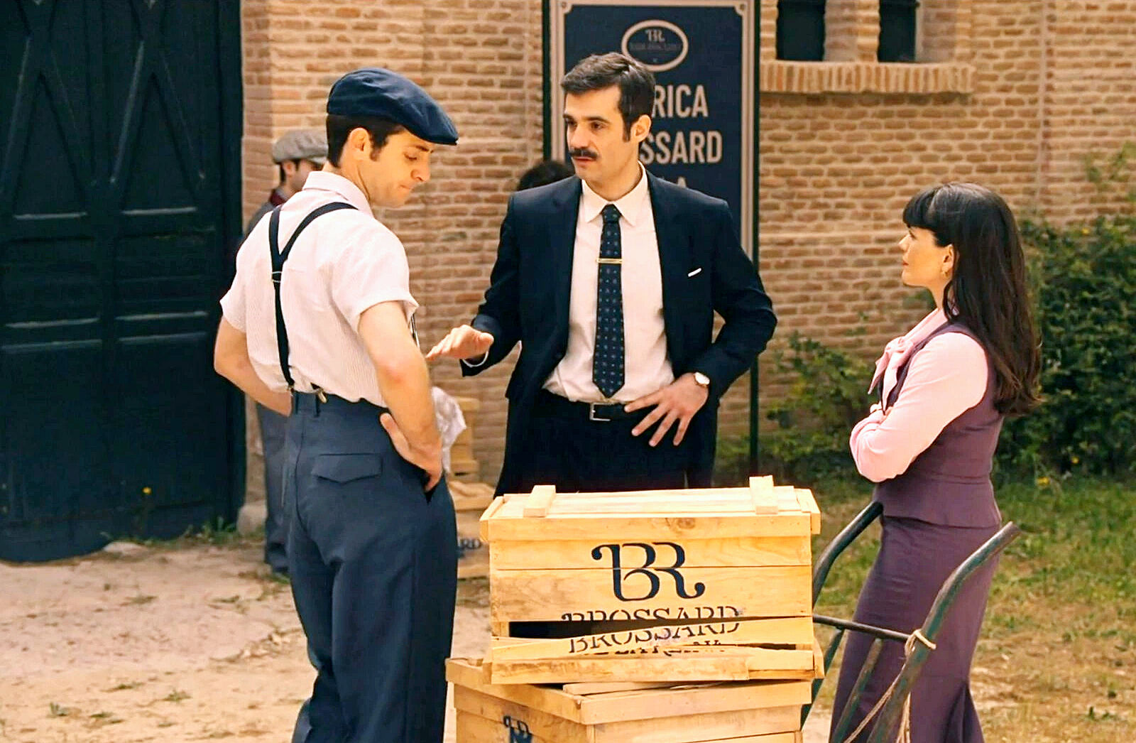 Joaquín les cuenta a Luis y Gema su idea de negocio en Sueños de libertad