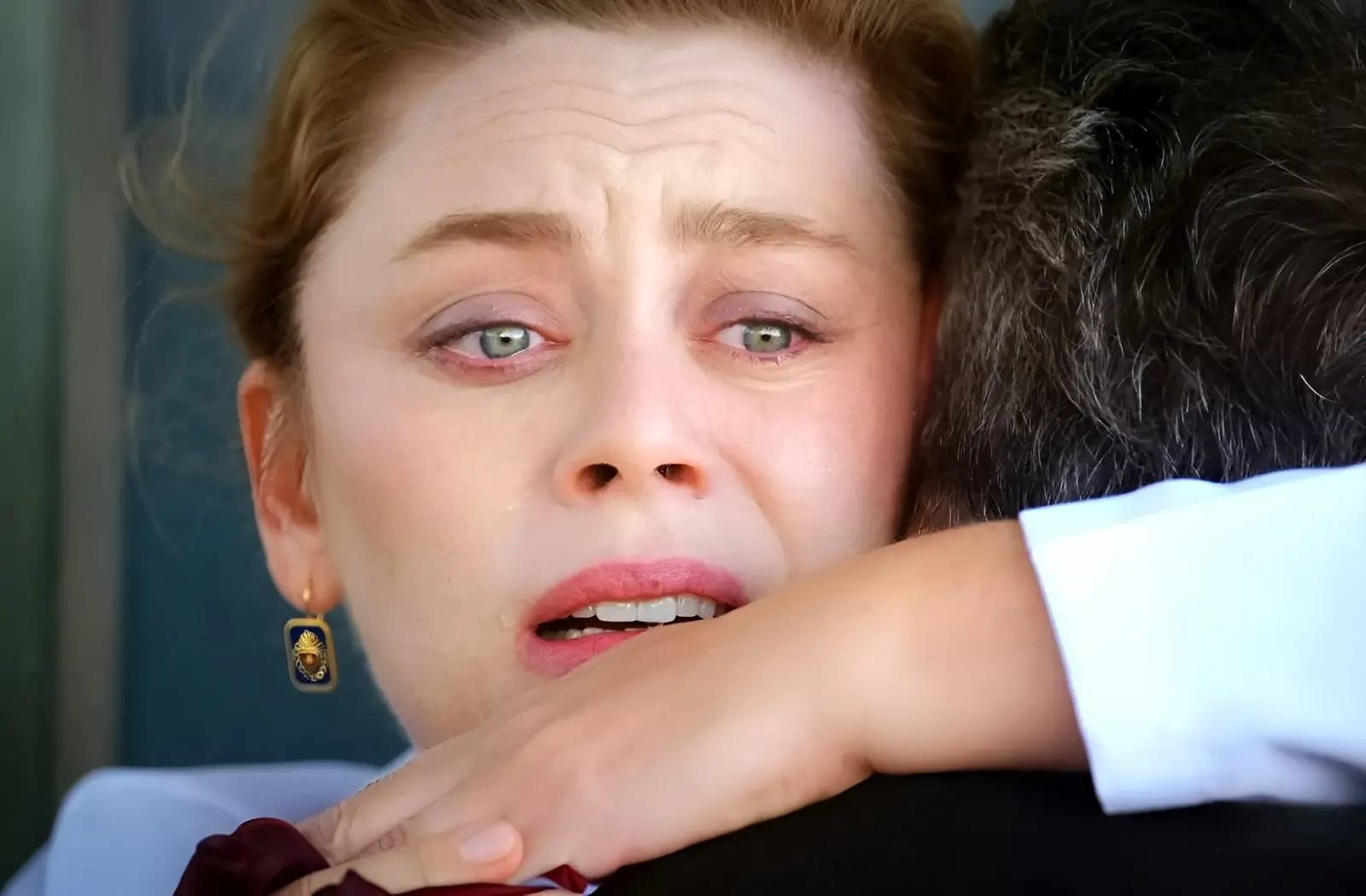 Bahar abraza a Harun tras descubrir su secreto en Renacer