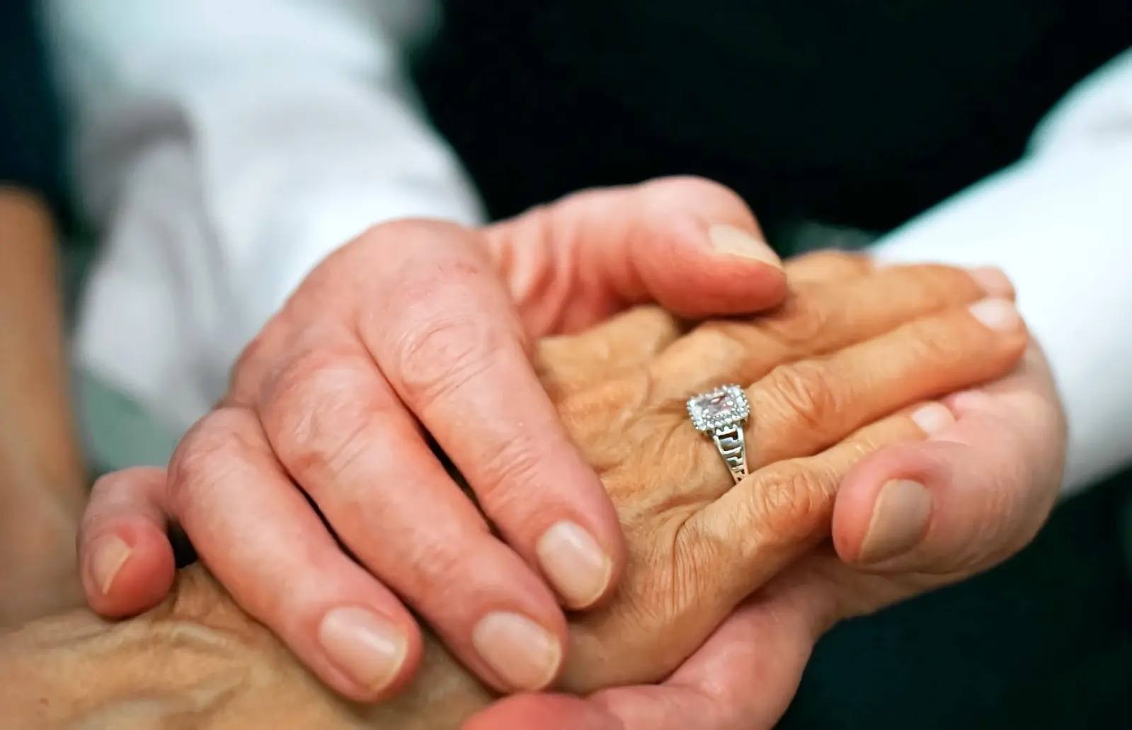 Halis sorprende a Hattuç al pedirle matrimonio en el capítulo 62 de Una nueva vida 