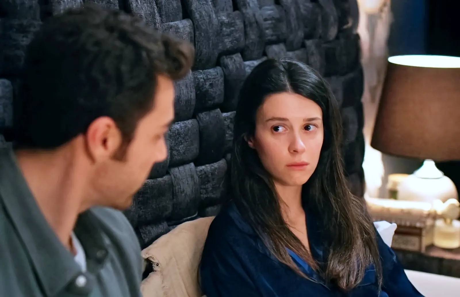 Pelin hace creer a Serter que Ferit se propasó con ella en el capítulo 62 de Una nueva vida 