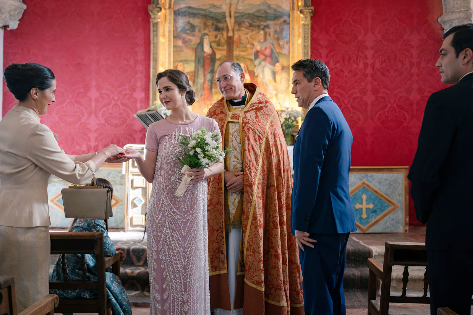 Don Agustín oficia la boda de Begoña y Gabriel en Sueños de libertad