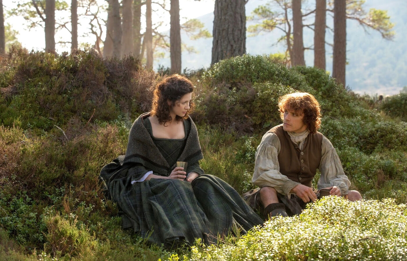 Los protagonistas de Outlander, ambientada en la Escocia del siglo XVIII