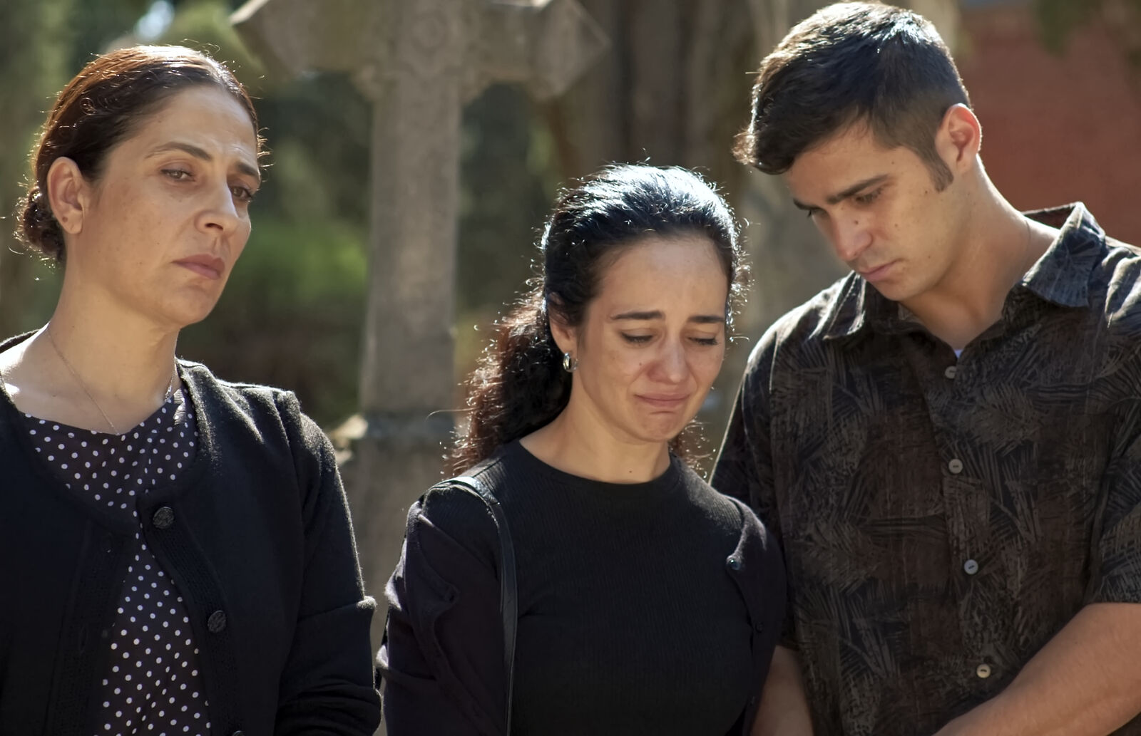 Carmen, Sara y Kevin durante el entierro de Emilio en el capítulo 45 de La Encrucijada