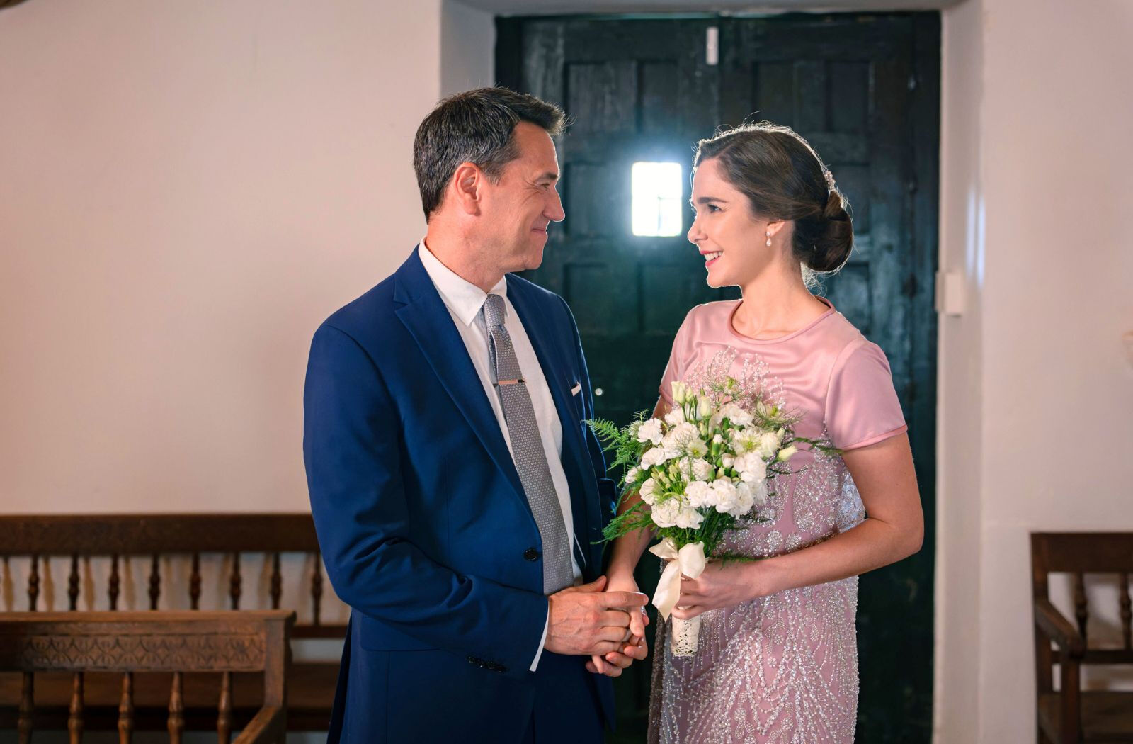 Begoña y Gabriel llegan a la ermita donde van a casarse en Sueños de libertad