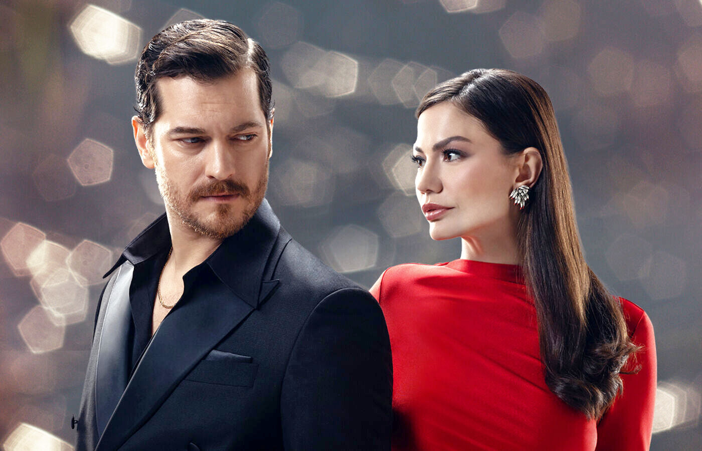 Çağatay Ulusoy y Demet Özdemir en una imagen promocional de la serie turca Eşref Rüya 