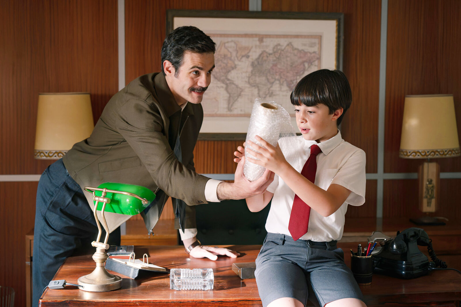 Joaquín le muestra a Teo el papel de burbujas en Sueños de libertad