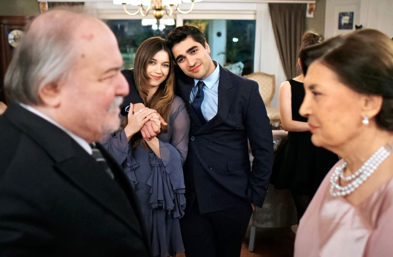 Seyran y Ferit observan a Halis y Hattuç, recién prometidos, en el capítulo 63 de Una nueva vida