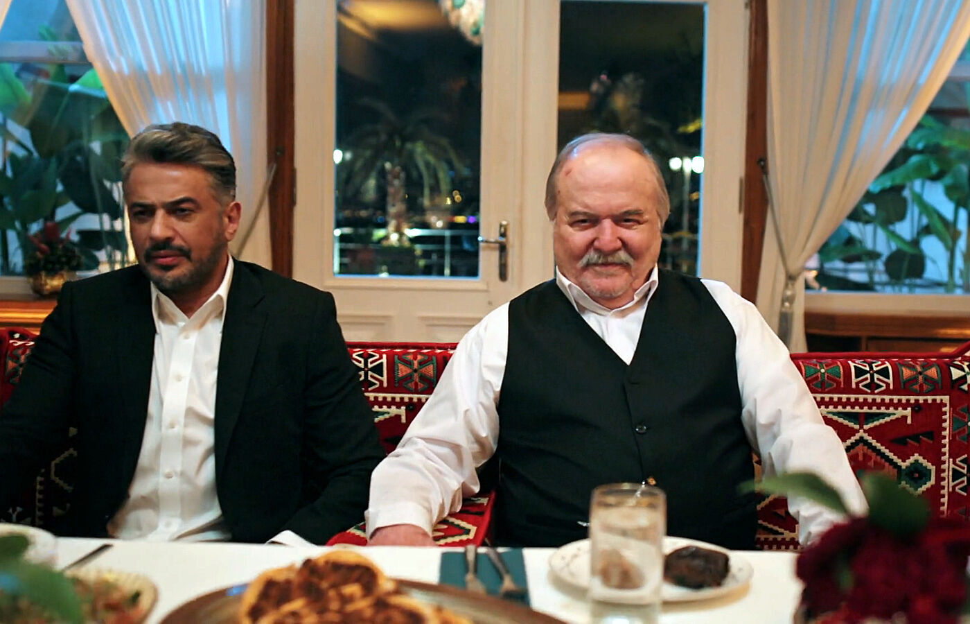 Orhan y Halis, durante la llamada fiesta de la henna, en el capítulo 64 de Una nueva vida
